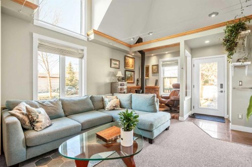 502 8 Avenue Ne, Calgary, AB - Indoor Photo Showing Living Room