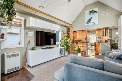 502 8 Avenue Ne, Calgary, AB - Indoor Photo Showing Living Room