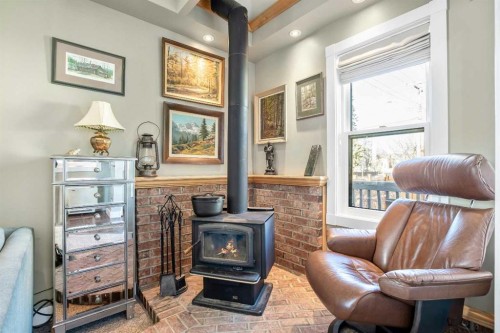502 8 Avenue Ne, Calgary, AB - Indoor With Fireplace