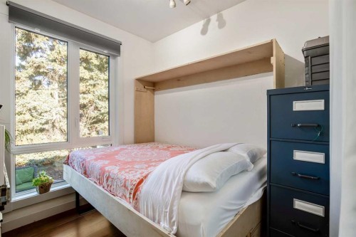 502 8 Avenue Ne, Calgary, AB - Indoor Photo Showing Bedroom