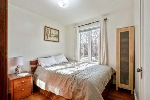 502 8 Avenue Ne, Calgary, AB - Indoor Photo Showing Bedroom