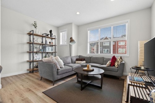 809-355 Nolancrest Heights Nw, Calgary, AB - Indoor Photo Showing Living Room