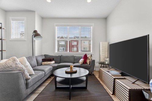 809-355 Nolancrest Heights Nw, Calgary, AB - Indoor Photo Showing Living Room