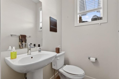 809-355 Nolancrest Heights Nw, Calgary, AB - Indoor Photo Showing Bathroom