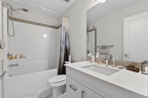 809-355 Nolancrest Heights Nw, Calgary, AB - Indoor Photo Showing Bathroom