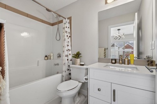 809-355 Nolancrest Heights Nw, Calgary, AB - Indoor Photo Showing Bathroom