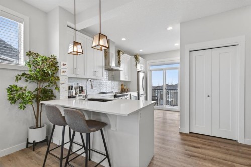 809-355 Nolancrest Heights Nw, Calgary, AB - Indoor Photo Showing Kitchen With Upgraded Kitchen