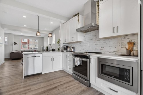 809-355 Nolancrest Heights Nw, Calgary, AB - Indoor Photo Showing Kitchen With Stainless Steel Kitchen With Upgraded Kitchen