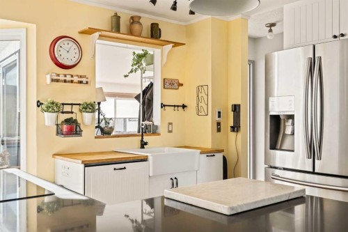5919 Temple Drive Ne, Calgary, AB - Indoor Photo Showing Kitchen
