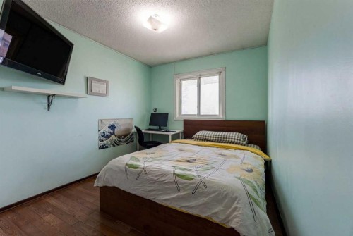 314 Olympia Crescent Se, Calgary, AB - Indoor Photo Showing Bedroom