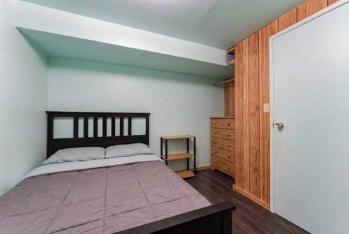 314 Olympia Crescent Se, Calgary, AB - Indoor Photo Showing Bedroom