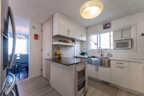 314 Olympia Crescent Se, Calgary, AB - Indoor Photo Showing Kitchen
