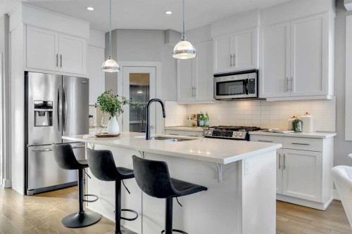 2522 1 Avenue Nw, Calgary, AB - Indoor Photo Showing Kitchen With Upgraded Kitchen