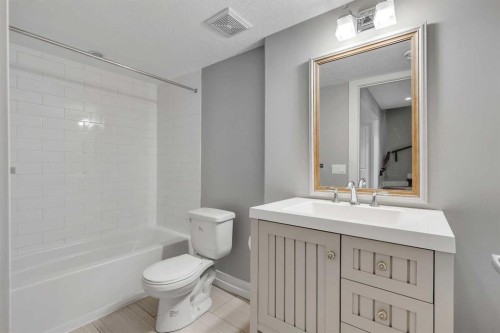 2522 1 Avenue Nw, Calgary, AB - Indoor Photo Showing Bathroom