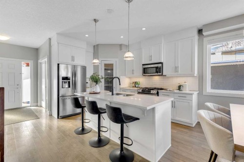2522 1 Avenue Nw, Calgary, AB - Indoor Photo Showing Kitchen With Upgraded Kitchen