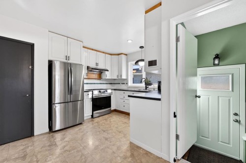1904 Veiner Street Ne, Calgary, AB - Indoor Photo Showing Kitchen