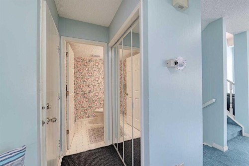 317 Sandringham Road Nw, Calgary, AB - Indoor Photo Showing Bathroom