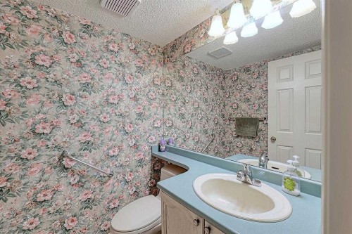 317 Sandringham Road Nw, Calgary, AB - Indoor Photo Showing Bathroom
