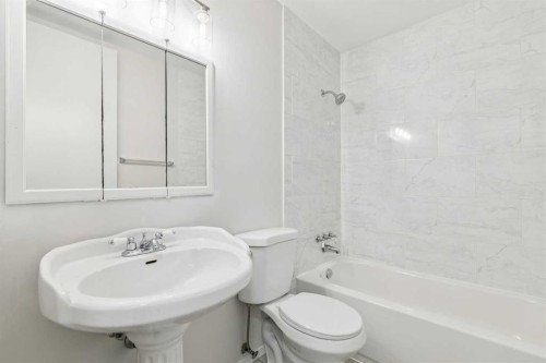 354 Maitland Hill Ne, Calgary, AB - Indoor Photo Showing Bathroom