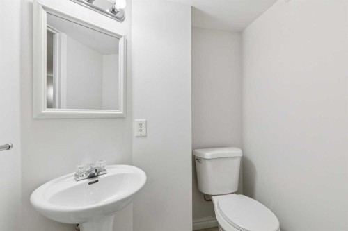354 Maitland Hill Ne, Calgary, AB - Indoor Photo Showing Bathroom