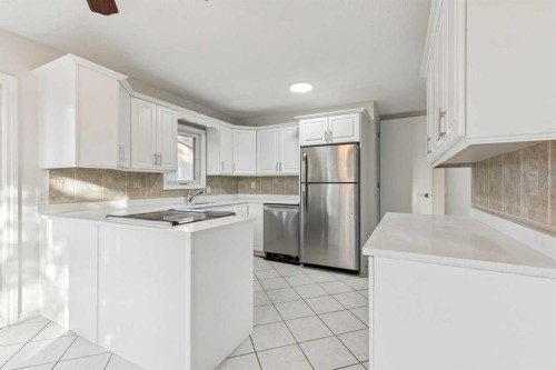 354 Maitland Hill Ne, Calgary, AB - Indoor Photo Showing Kitchen