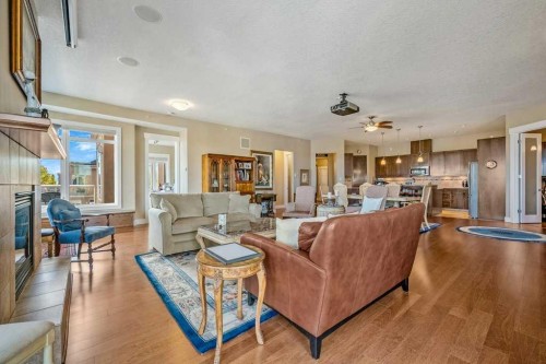 404-4 Hemlock Crescent Sw, Calgary, AB - Indoor Photo Showing Living Room