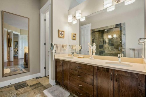 404-4 Hemlock Crescent Sw, Calgary, AB - Indoor Photo Showing Bathroom