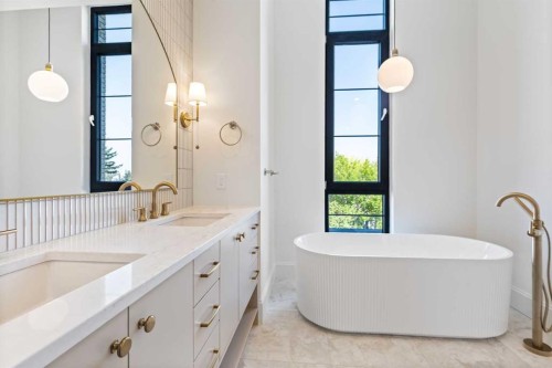 2011 28 Avenue Sw, Calgary, AB - Indoor Photo Showing Bathroom