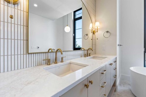 2011 28 Avenue Sw, Calgary, AB - Indoor Photo Showing Bathroom