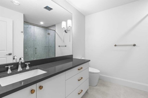 2011 28 Avenue Sw, Calgary, AB - Indoor Photo Showing Bathroom