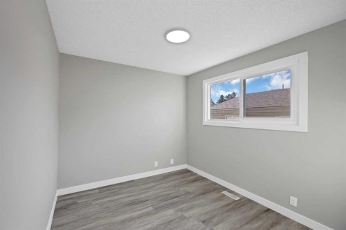4351 38 Street Ne, Calgary, AB - Indoor Photo Showing Other Room
