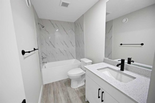 4351 38 Street Ne, Calgary, AB - Indoor Photo Showing Bathroom