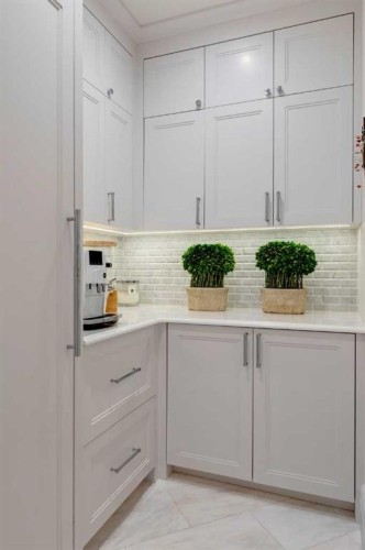 1118 Premier Way Sw, Calgary, AB - Indoor Photo Showing Kitchen