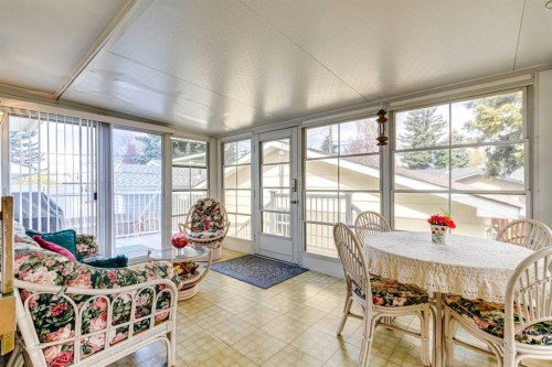 11427 Wilkes Road Se, Calgary, AB - Indoor Photo Showing Dining Room
