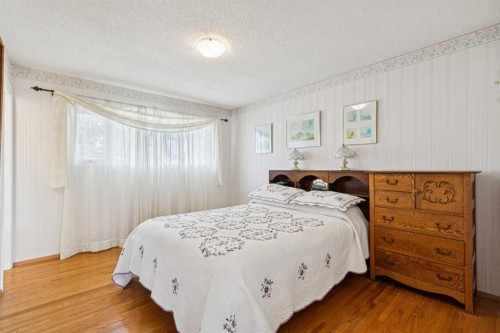 11427 Wilkes Road Se, Calgary, AB - Indoor Photo Showing Bedroom