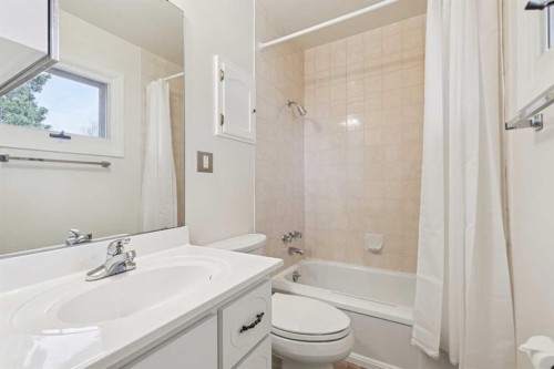 11427 Wilkes Road Se, Calgary, AB - Indoor Photo Showing Bathroom