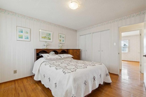 11427 Wilkes Road Se, Calgary, AB - Indoor Photo Showing Bedroom