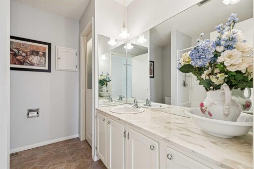 11427 Wilkes Road Se, Calgary, AB - Indoor Photo Showing Bathroom