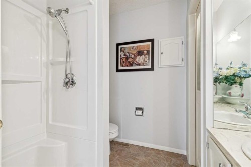11427 Wilkes Road Se, Calgary, AB - Indoor Photo Showing Bathroom