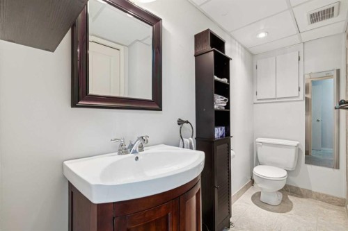 11427 Wilkes Road Se, Calgary, AB - Indoor Photo Showing Bathroom
