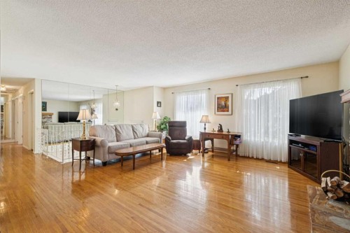 11427 Wilkes Road Se, Calgary, AB - Indoor Photo Showing Living Room