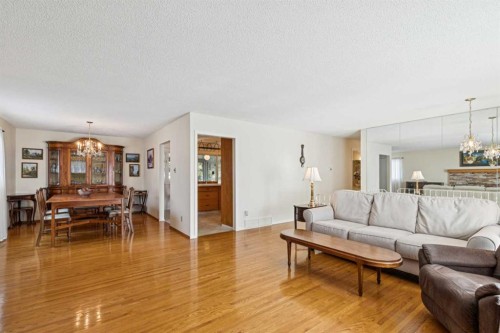 11427 Wilkes Road Se, Calgary, AB - Indoor Photo Showing Living Room