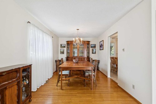 11427 Wilkes Road Se, Calgary, AB - Indoor Photo Showing Dining Room