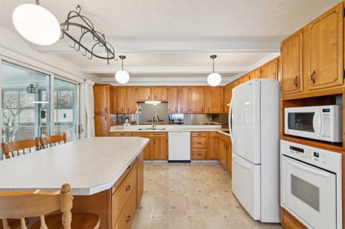 11427 Wilkes Road Se, Calgary, AB - Indoor Photo Showing Kitchen With Double Sink