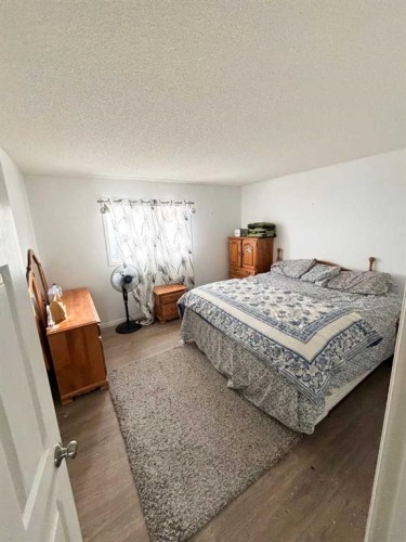 531 Stonegate Road Nw, Airdrie, AB - Indoor Photo Showing Bedroom