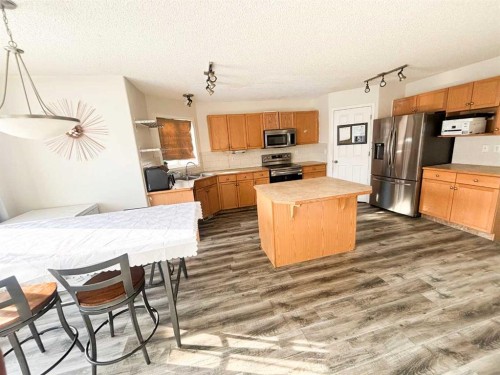 531 Stonegate Road Nw, Airdrie, AB - Indoor Photo Showing Kitchen