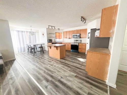 531 Stonegate Road Nw, Airdrie, AB - Indoor Photo Showing Kitchen