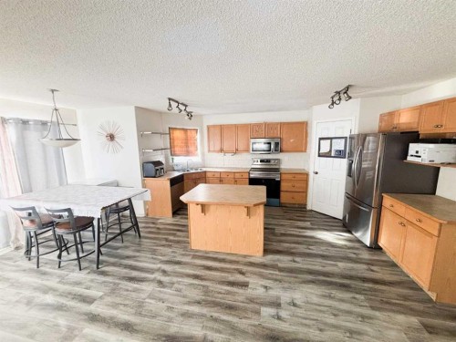 531 Stonegate Road Nw, Airdrie, AB - Indoor Photo Showing Kitchen