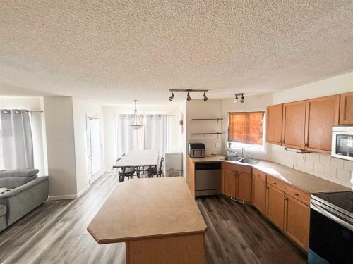 531 Stonegate Road Nw, Airdrie, AB - Indoor Photo Showing Kitchen With Double Sink