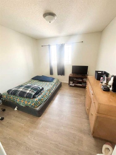 531 Stonegate Road Nw, Airdrie, AB - Indoor Photo Showing Bedroom